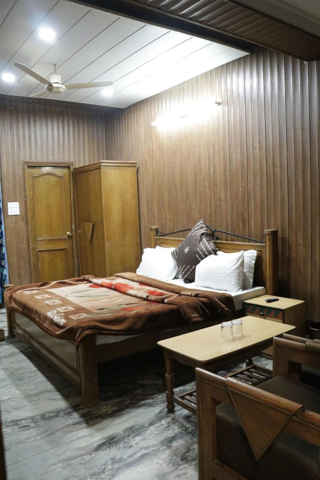 Hotel Royal Palace Jalandhar Esterno foto